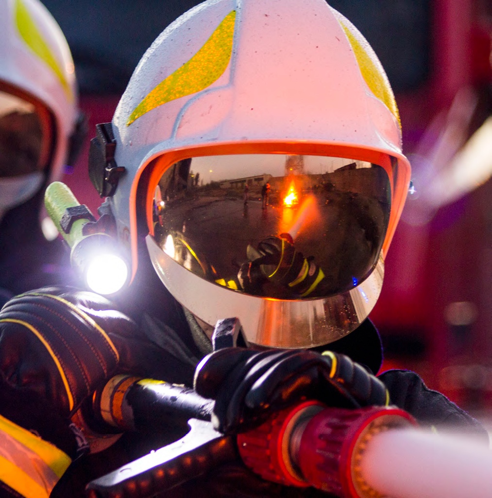 ISKRA LED Non-flammable torch for firefighters + holder set